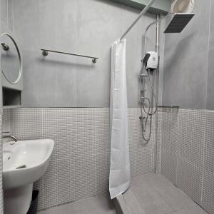 Ένα μπάνιο στο Obahomu Vacation House for 4-8 pax, 5 min walk to Icon Siam +24 φωτογραφίες