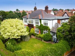 una vista aerea di una casa con cortile di Barnard House a Great Yarmouth