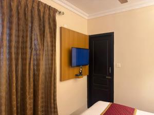 TV a/nebo společenská místnost v ubytování HOTEL SRIMANIYA