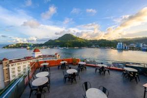 ジャヤプラにあるFront One Hotel Jayapuraのクルーズ船のバルコニー(テーブル、椅子付)