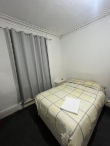 オールダムにあるCooperate home2のベッドルーム1室(黄色と白の毛布付きのベッド1台付)