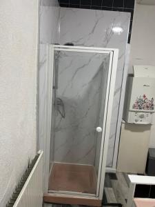 オールダムにあるCooperate home2のガラスドア付きのシャワーが備わります。