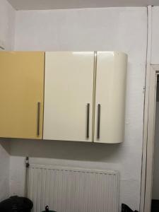 オールダムにあるCooperate home2の白いキャビネット付きのキッチン