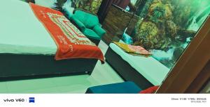 Ένα ή περισσότερα κρεβάτια σε δωμάτιο στο New Gaytri Place Near by Prem Mandir