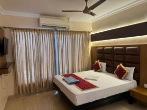 Postel nebo postele na pokoji v ubytování HOTEL SRIMANIYA