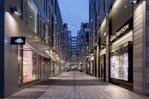 een lege straat in een winkelcentrum 's nachts bij Grand Hyatt Washington in Washington