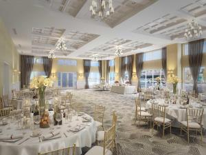 Un salón de banquetes con mesas y sillas blancas y candelabros. en Hyatt Place Dewey Beach, en Dewey Beach 139 fotos más