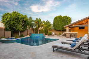 Bazén v ubytování Agave - Paradise Valley Biltmore area luxury home and amazing pool family friendly nebo v jeho okolí
