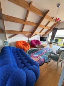 een woonkamer met een blauwe bank en stoelen bij Beautiful master villa in Fontenay-sous-Bois