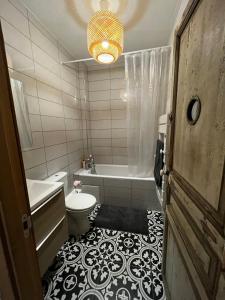 een badkamer met een bad, een toilet en een wastafel bij Beautiful master villa in Fontenay-sous-Bois +53 foto's
