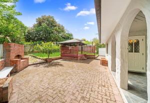 eine Außenterrasse mit einem Pavillon im Hof in der Unterkunft Spacious 3-Bedroom Retreat Near Airport & City in Auckland + 3 Fotos