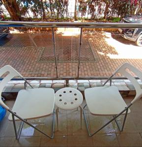 een paar stoelen en een tafel en stoelen bij Spacious Condo with Pool View in Anjuna