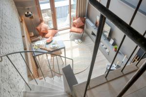 eine Draufsicht auf eine Treppe mit einem Tisch und Stühlen in der Unterkunft Serene Studio Oasis with Balcony in Ghent in Gent