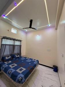 Ένα ή περισσότερα κρεβάτια σε δωμάτιο στο PK Hotel lodging & Restaurant