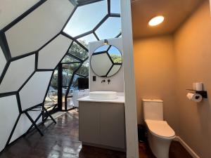 Koupelna v ubytování The Dome, Private Pool, Hot tub, Free Standing Bath, Private Game Reserve, Stargazing, Giraffe Tower, Romantic Getaway, Ultimate Bush Luxury + 28 fotografií