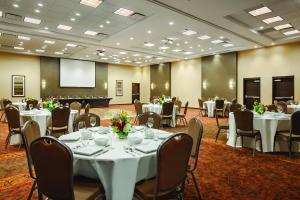 ローリーにあるHyatt Place Raleigh Caryのテーブルと椅子とスクリーンを備えた会議室 +33枚の写真