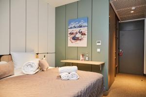 Ένα ή περισσότερα κρεβάτια σε δωμάτιο στο Keruen inn Aral +29 φωτογραφίες