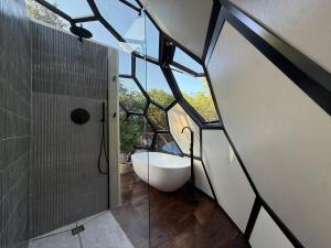 Koupelna v ubytování The Dome, Private Pool, Hot tub, Free Standing Bath, Private Game Reserve, Stargazing, Giraffe Tower, Romantic Getaway, Ultimate Bush Luxury + 43 fotografií