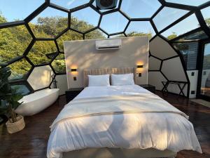 Postel nebo postele na pokoji v ubytování The Dome, Private Pool, Hot tub, Free Standing Bath, Private Game Reserve, Stargazing, Giraffe Tower, Romantic Getaway, Ultimate Bush Luxury