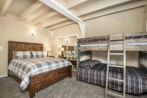 Postel nebo postele na pokoji v ubytování Woodland Chalet @ Kachina Village Deck Game Room w Ping Pong Poker Table