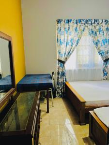 une chambre avec deux lits et une fenêtre dans l'établissement Lucky Holiday Bungalow, à Elkaduwa