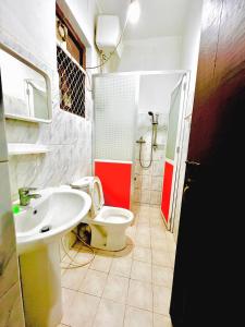 une salle de bains avec toilettes et lavabo dans l'établissement Lucky Holiday Bungalow, à Elkaduwa