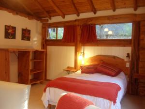 1 dormitorio con 1 cama en una habitación con ventana en Patagonia Playa Cielo en Mar de las Pampas