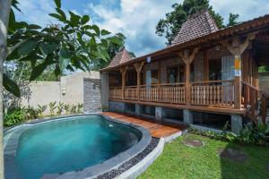a house with a swimming pool in the yard at Mandara villas ubud in Tegalalang