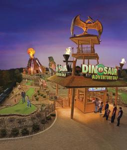 Una representación de un parque temático de noche en Merritt Place Niagara, en St. Catharines