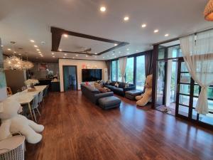 a living room with couches and a dining room at 와바다펜션 속초고성 독채펜션12인 삼포해수욕장1분 바베큐불멍 in Goseong