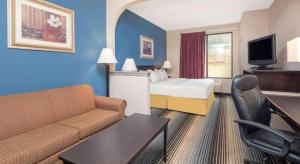 TV a/nebo společenská místnost v ubytování Baymont By Wyndham Laurel
