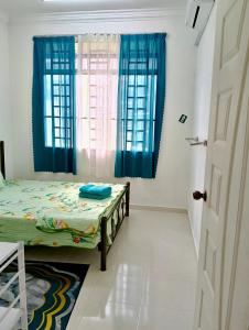 Ένα ή περισσότερα κρεβάτια σε δωμάτιο στο homestay berdekatan umt, unisza, airport ,sesma drawbridge dan stadium gong badak +32 φωτογραφίες