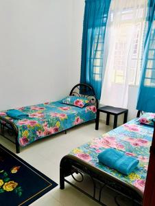 Chelong Homestay berdekatan umt, unisza, airport & stadium في Kampong Bukit Berangan: غرفة نوم بها سريرين ونافذة +32 صورة