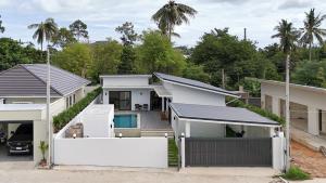 een luchtfoto van een huis bij casa aviv villa in Nathon Bay