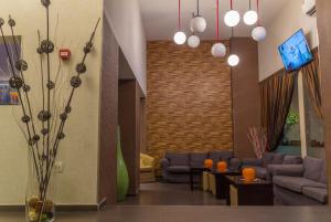 Televízia a/alebo spoločenská miestnosť v ubytovaní Athens Choice Hotel