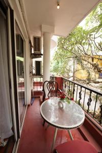 - Balcón con mesa y ventana en AQUAVISTA at CasaPhilomena, en Calangute