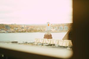 Una vista desde una ventana de un barco en el agua. en Cozy 2BR Penthouse Downtown - Parking Included, en Halifax