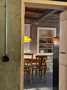 a kitchen and dining room with a table and chairs at Historische Unterkunft Casa Tre Valli in Biasca