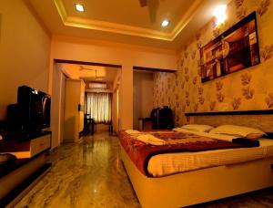 Hotel Ashlesh Manipal客房内的一张或多张床位