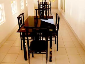 een eetkamer met een tafel en stoelen bij Riverside Hotel Colombo in Dandugama +2 foto's