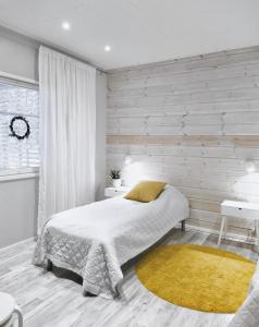 a white bedroom with a bed and a desk at Villa Pinja in Kalajoki +11 photos
