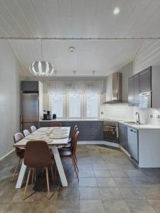 eine Küche und ein Esszimmer mit Tisch und Stühlen in der Unterkunft Villa Pinja in Kalajoki
