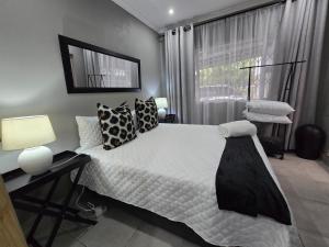 Postel nebo postele na pokoji v ubytování Zhantique Guest House 2- Unit 8