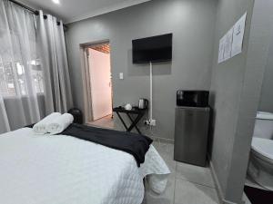 TV a/nebo společenská místnost v ubytování Zhantique Guest House 2- Unit 8