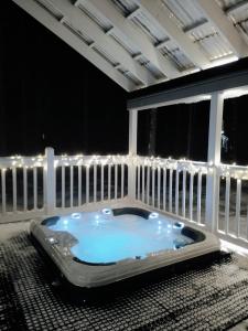einen Whirlpool, der nachts auf einer Veranda sitzt in der Unterkunft Villa Pinja in Kalajoki