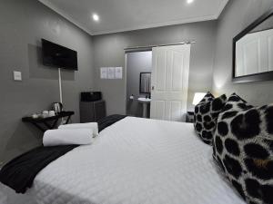 TV a/nebo společenská místnost v ubytování Zhantique Guest House 2- Unit 8