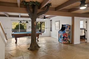 Cette chambre comprend un billard et un arbre. dans l'établissement Sugarloaf House Private Trail Access Hot Tub Game Room OMG Red Rock Views, à Sedona
