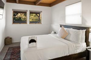 - une chambre avec un grand lit blanc et 2 fenêtres dans l'établissement Sugarloaf House Private Trail Access Hot Tub Game Room OMG Red Rock Views, à Sedona 63 autres photos