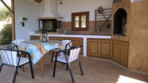 cocina con mesa y sillas en una habitación en House of Polymnia, en Sissi