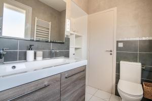 Koupelna v ubytování L'Escale 10, maison familiale et lumineuse près du PuyDuFou + 14 fotografií